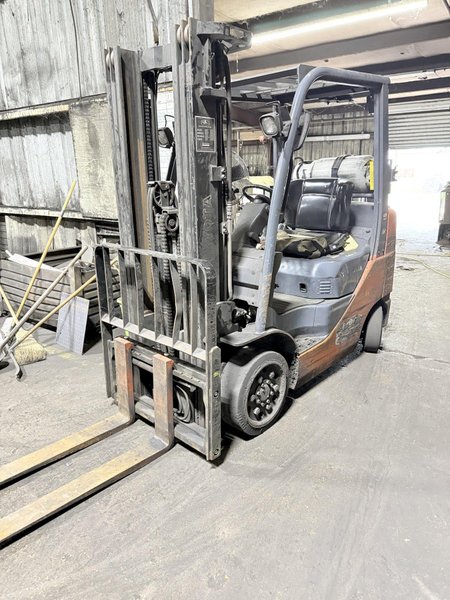Toyota model 8FGCU25 L/p powered fork lift truck s/n 83609, 4500# capacity, 189" lift, side shift forks