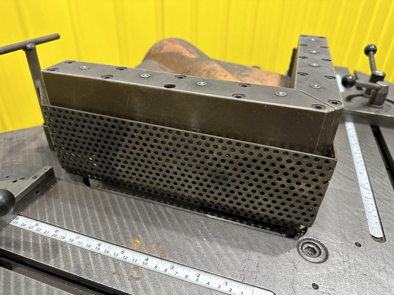 9" x 9" x 3/16" COMACA HYDRAUIC CORNER NOTCHER 6239: STOCK #19040