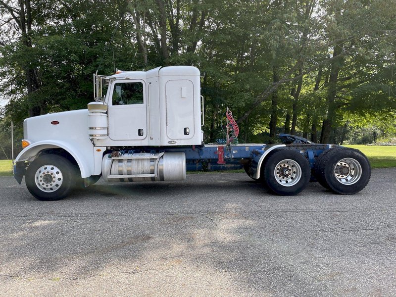 2010 Peterbilt 367 Flat Top w/36” Sleeper
