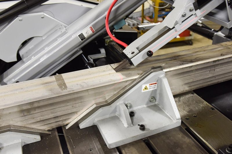 NEW - 18"H x 22"W HYD-MECH V-18APC-60 AUTOMATIC VERTICAL TILT FRAME BAND SAW