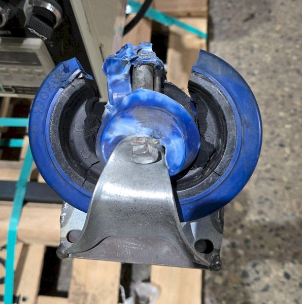 YANN BANG HD-T-50-3L HOPPER DRYER USED/DAMAGED CASTER 415V