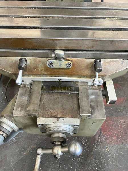 USED LINCOLN 9" X 42" KNEE MILL WITH 2-AXIS READOUT, Year: 1994