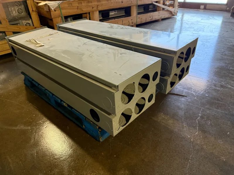 EATON PUB52881 400 AMP Main Breaker Load Center USED