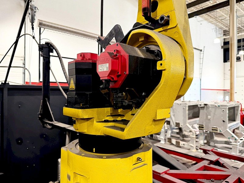 Lincoln Electric ArcMate 120iB/10L Robotic Drop-Center Weld Cell