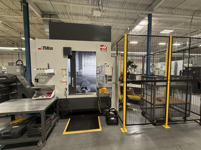 Haas UMC-750SS 5 Axis UMC, 2022 – Fanuc M-20iD Robot Cell, 70+1 SMTC, TSC, Chip Conveyor