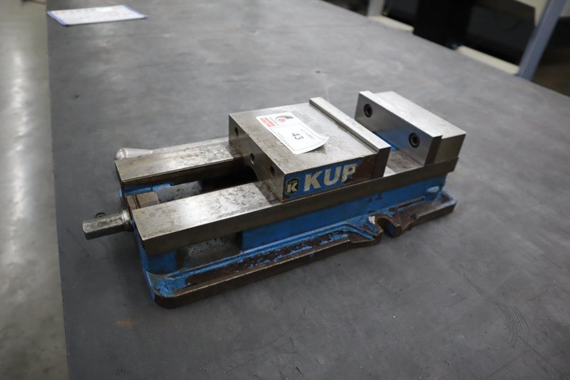 Kurt D-688 6" Machine Vise, Steel Jaws, Handle- Auction Item