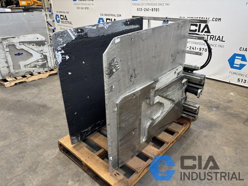 2,500 LB. CASCADE MODEL 25D-CCS-35Q HYDRAULIC CARTON CLAMP ATTACHMENT