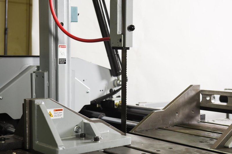 NEW - 18"H x 22"W HYD-MECH V-18APC-60 AUTOMATIC VERTICAL TILT FRAME BAND SAW