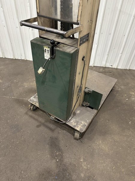 1000 LB BEECH HYDRAULIC STACKER:  STOCK #77446