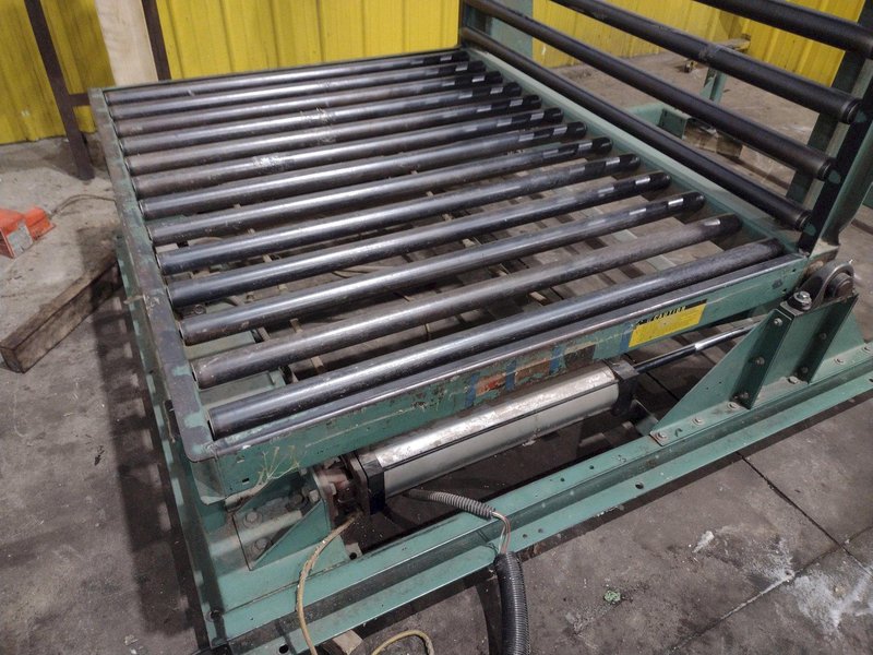 60" x 48" ROACH LIFT &amp; TILT UPENDER / TABLE WITH ROLLER CONVEYOR, 115 VOLT &amp; AIR: YOBRO #24709