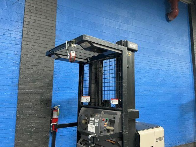 Crown 3000 Lbs Electric Order Picker - Sp3510-30