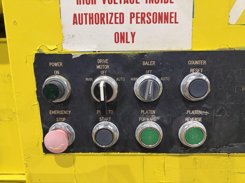 30" X 36" SELCO MODEL #HSO-107-A AUTO-TIE HORIZONTAL HYDRAULIC BALER: YOBRO #24559