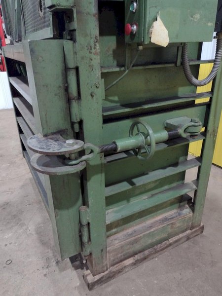 60" X 30" PIQUA SERIES 40 HYDRAULIC VERTICAL BALER: STOCK #18802