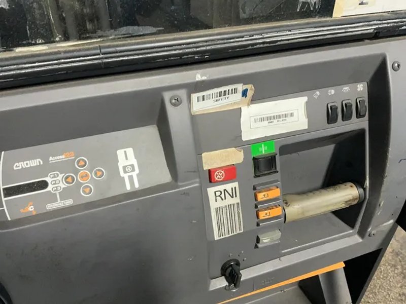 Crown 3000 Lbs Electric Order Picker - Sp3520-30