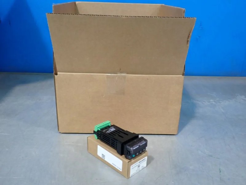 Watlow  Box Of Temp Controller  - Pm3c1ea-aaaaaaa