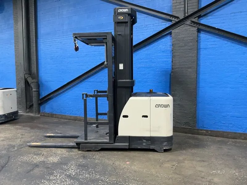 Crown 3000 Lbs Electric Order Picker - Sp3520-30