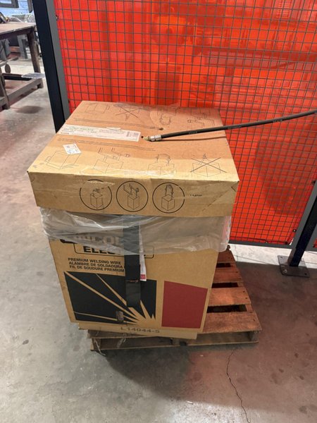 LINCOLN ELECTRIC ROBOT WELDING SYSTEM WITH ABB 6 AXIS ROBOT, 300 KG HEAD AND TAILSTOCK, LINCOLN R450 WELDING, 2021