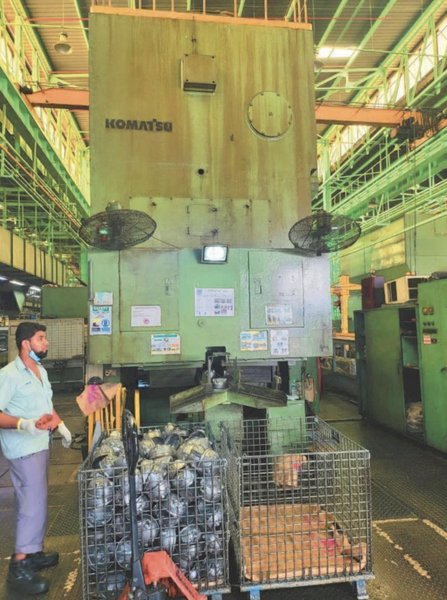 600 Ton Komatsu Transfer Press, Model E2T600-BM, 19" STR, 33" Die Height, 6" ADJ, 120" x 55" BA, 15-30 SPM Vari, 6 Stage Trans, Cushions