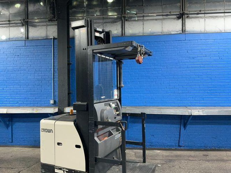 Crown 3000 Lbs Electric Order Picker - Sp3520-30