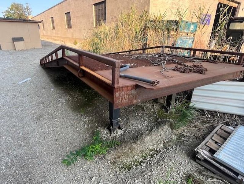 PORTABLE LOADING DOCK / RAMP STOCK# 3842