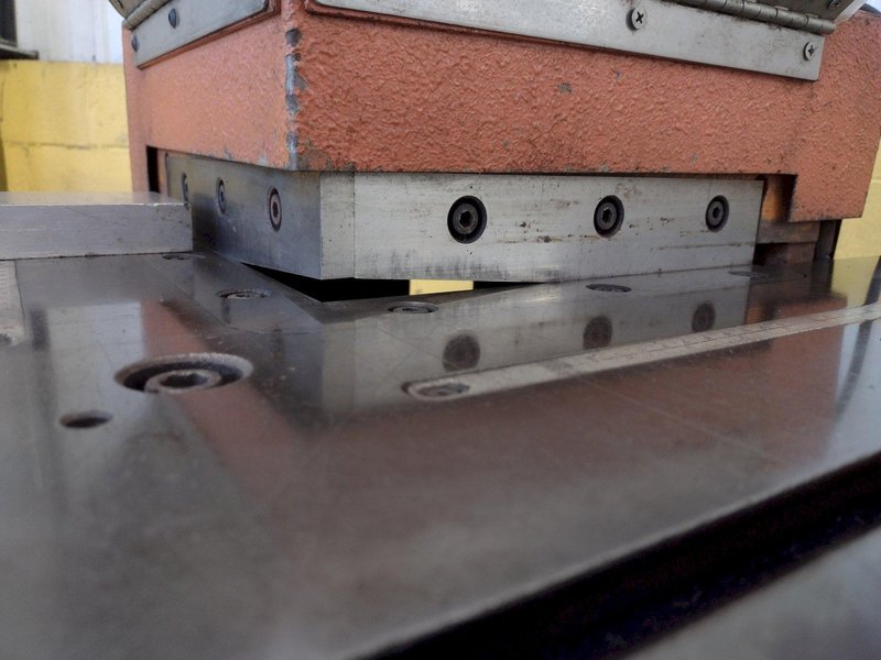10" X 10" X 3/16 UNIPUNCH MODEL COMACA CH 260 HYDRAULIC ANGLE NOTCHER: STOCK 17381