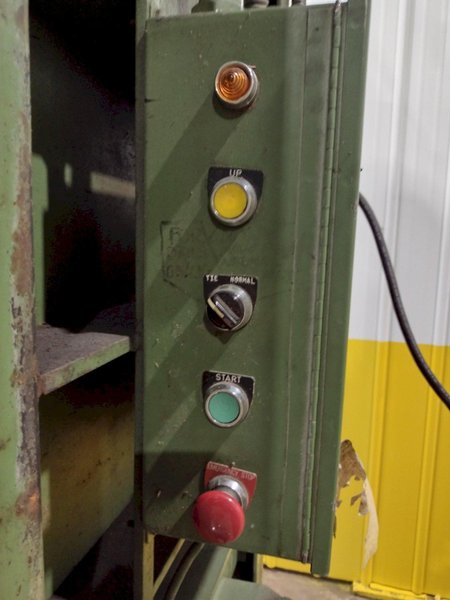 60" X 30" PIQUA SERIES 40 HYDRAULIC VERTICAL BALER: STOCK #18802