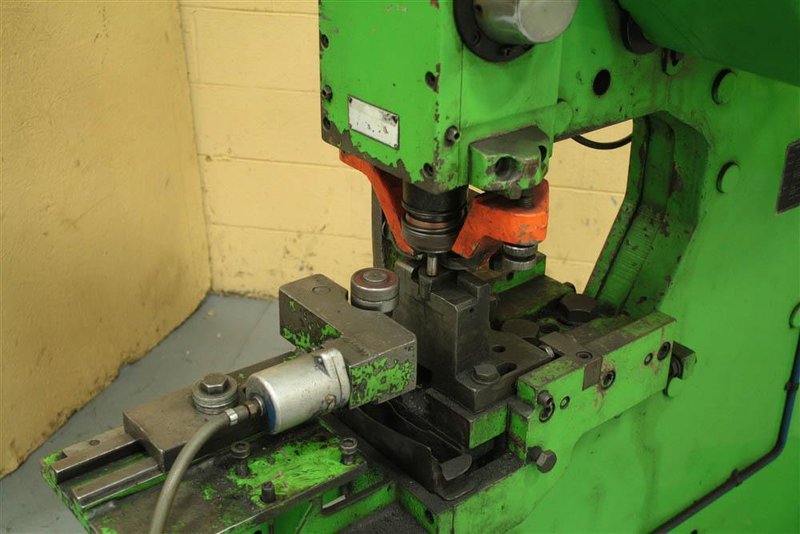 82 TON MUBEA MODEL #KL750 PUNCH WITH FEED LINE: STOCK #56444