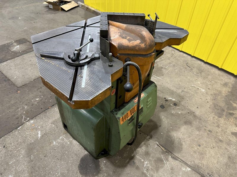 9" x 9" x 3/16" COMACA HYDRAUIC CORNER NOTCHER 6239: STOCK #19040