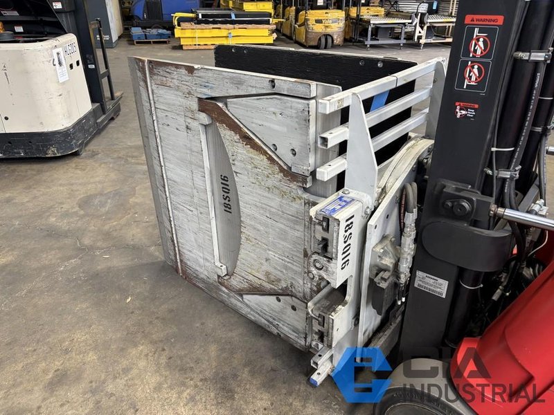 2018 - 2,500 LB. CASCADE MODEL 25D35065 ROTATING HYDRAULIC CARTON CLAMP ATTACHMENT
