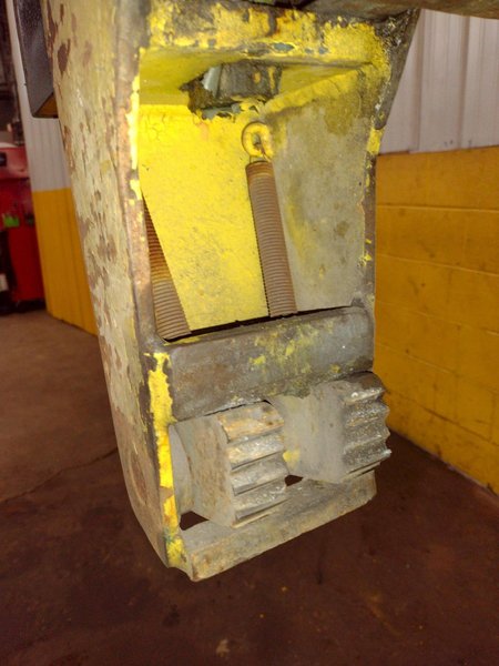 2000 LBS BRADLEY LIFTING POWERED TELESCOPING COIL GRAB LIFTER: STOCK #17883