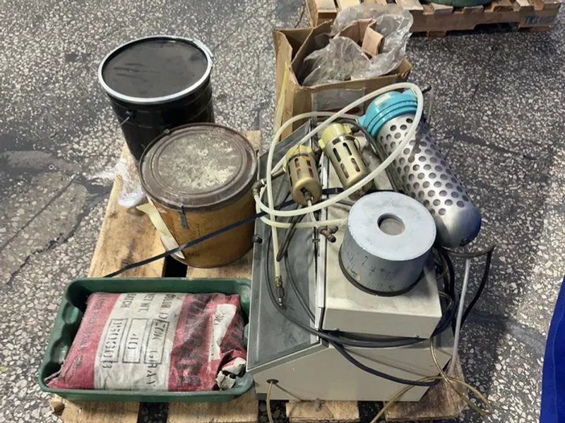 Comco Inc. 80-150 Psi, 1.0 Scfm Microblaster Cabinet With Sand - Mb100-1