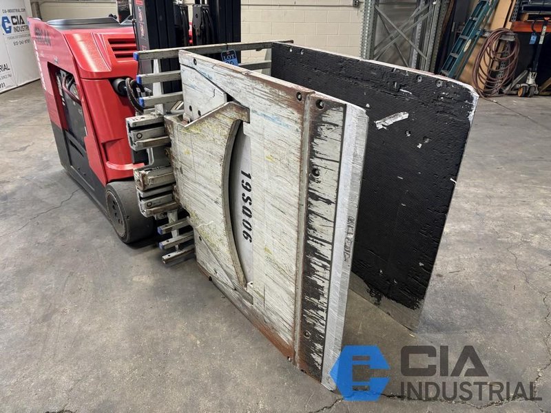 2019 - 2,500 LB. CASCADE MODEL 25D35065 ROTATING HYDRAULIC CARTON CLAMP ATTACHMENT