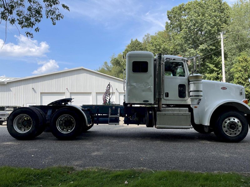 2010 Peterbilt 367 Flat Top w/36” Sleeper