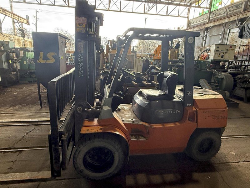 7300 LBS TOYOTA MODEL #7FGU35 DUAL FRONT TIRE GAS FORKLIFT: YOBRO #24550