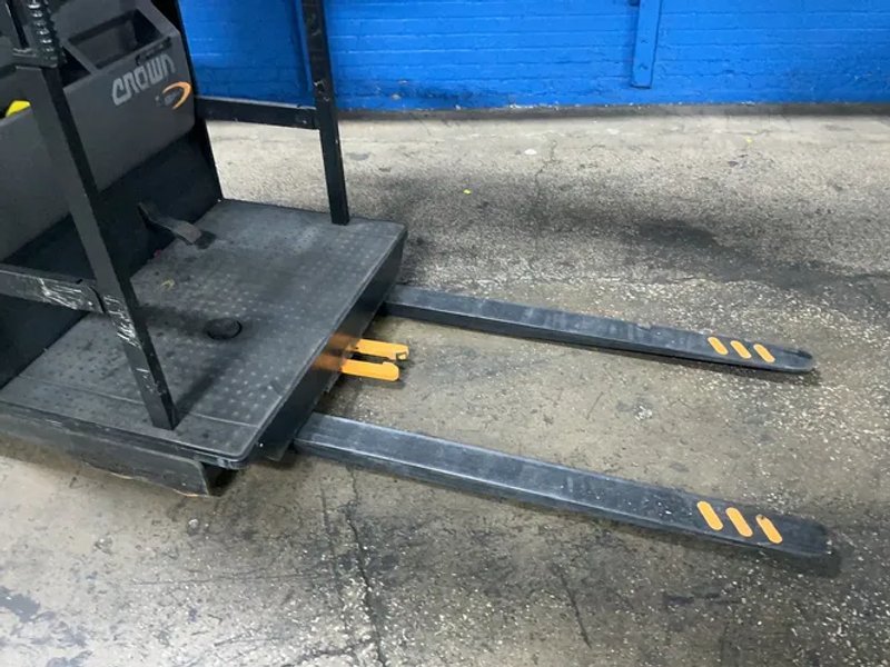 Crown 3000 Lbs Electric Order Picker - Sp3520-30