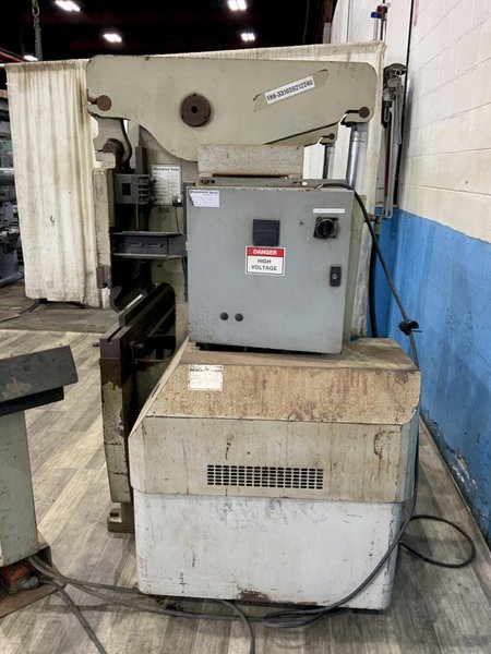 60 TON X 6' ACCURPRESS MODEL #7606 HYDAULIC PRESS BRAKE : STOCK #81068