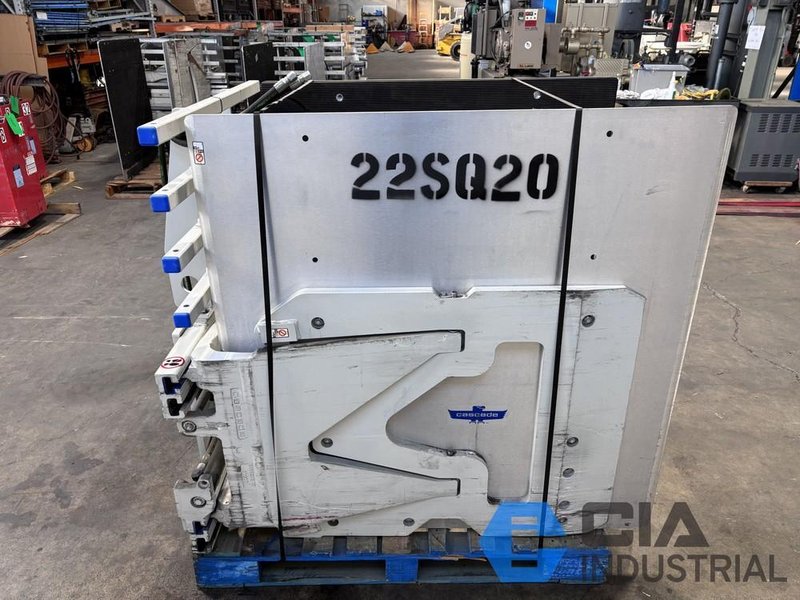 2022 - 2,640 LB. CASCADE MODEL 14F-CCB-2A-99923 HYDRAULIC CARTON CLAMP