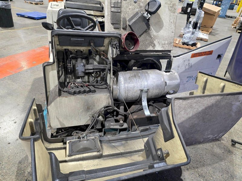 TENNANT 7400 LP FLOOR SCRUBBER USED NEEDS NEW BATTERY