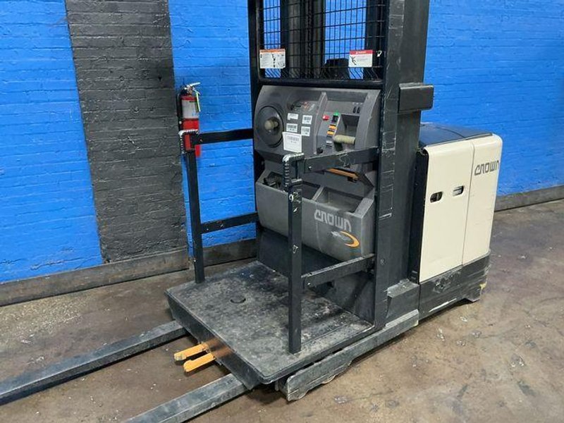 Crown 3000 Lbs Electric Order Picker - Sp3510-30