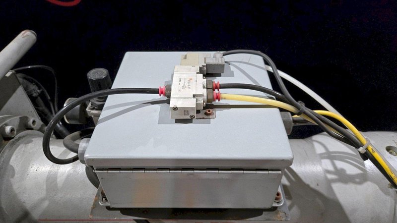 YASKAWA MOTOMAN UP130-RB00 INDUSTRIAL ROBOT ARM AND CONTROL CABINET USED
