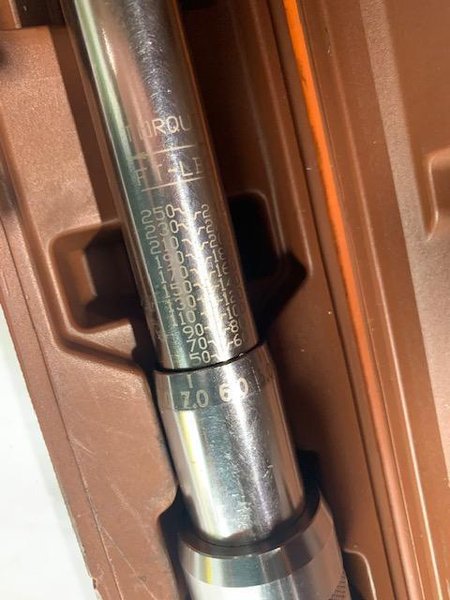 PARAMOUNT 1/2" DRIVE MICROMETER TORQUE WRENCH 50 TO 250 FT/LB PAR-SARO250-FT STOCK #15181