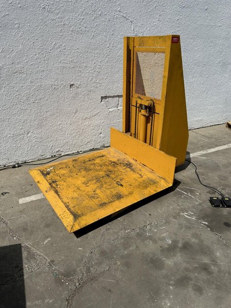 1000 LB AIR TECHNICAL INDUSTRIES MODEL # ZL3PC4848E  ZERO LOW LIFT TABLE: STOCK #78001