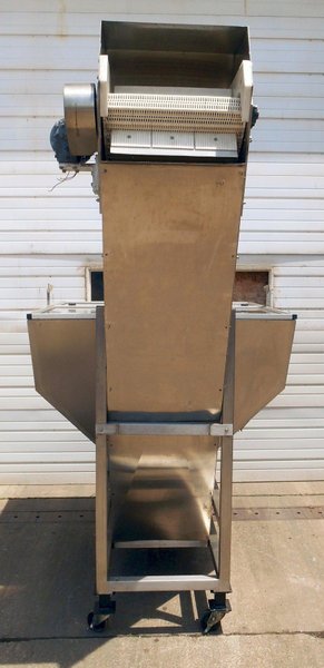 New England Machinery | S.S. Bottle Unscrambler w/ S.S Incline Conveyor
