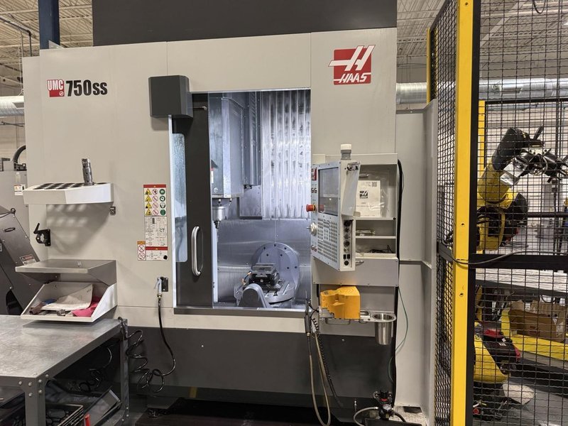 Haas UMC-750SS 5 Axis UMC, 2022 – Fanuc M-20iD Robot Cell, 70+1 SMTC, TSC, Chip Conveyor