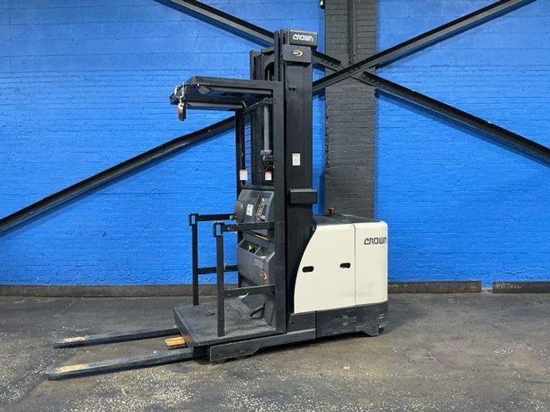 Crown 3000 Lbs Electric Order Picker - Sp3520-30