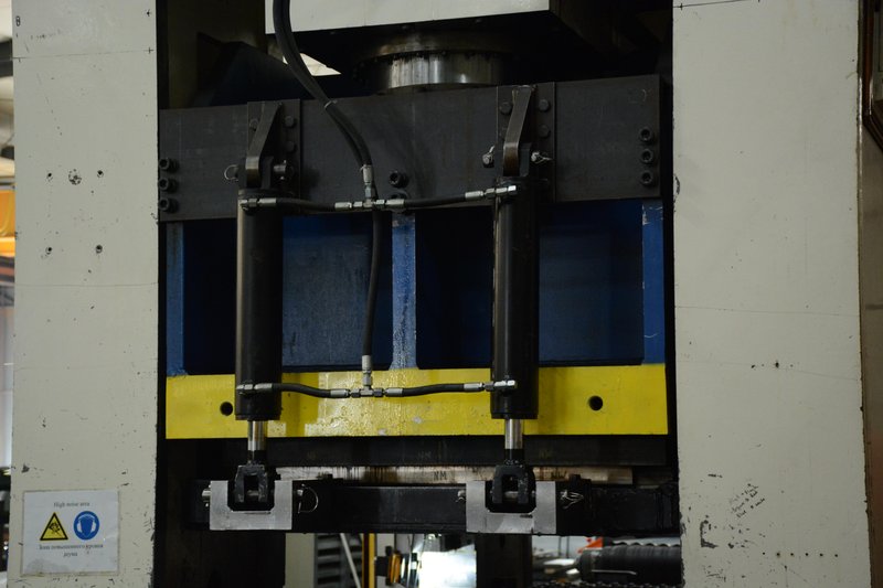 1500 TON MACRODYNE HYDRAULIC PUNCH PRESS, NEW 2004: STOCK #10046