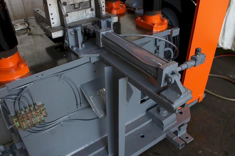 25 TON SAMCO 4 POST CUTOFF PRESS: STOCK #76398