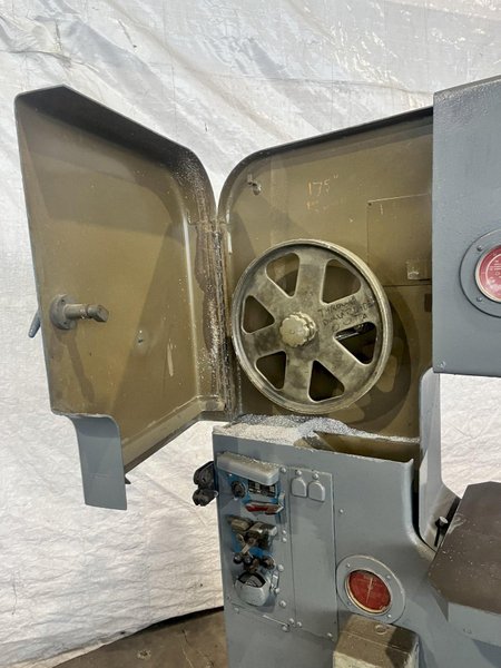 36" DOALL 3613-1 VERTICAL BANDSAW. STOCK # 0103922
