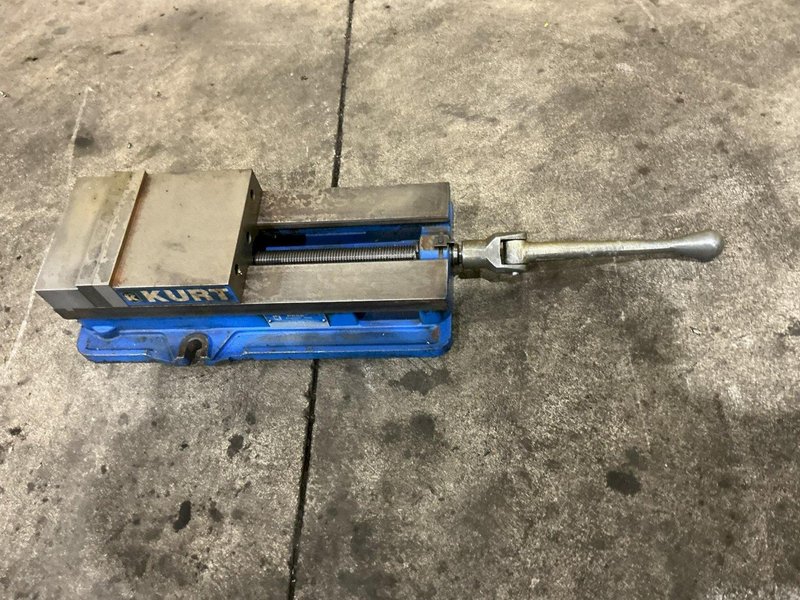 6" KURT MODEL #D688 ANGLOCK PRECISION MANUAL MACHINE VISE: YOBRO #26510