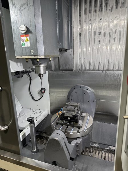 Haas UMC-750SS 5 Axis UMC, 2022 – Fanuc M-20iD Robot Cell, 70+1 SMTC, TSC, Chip Conveyor